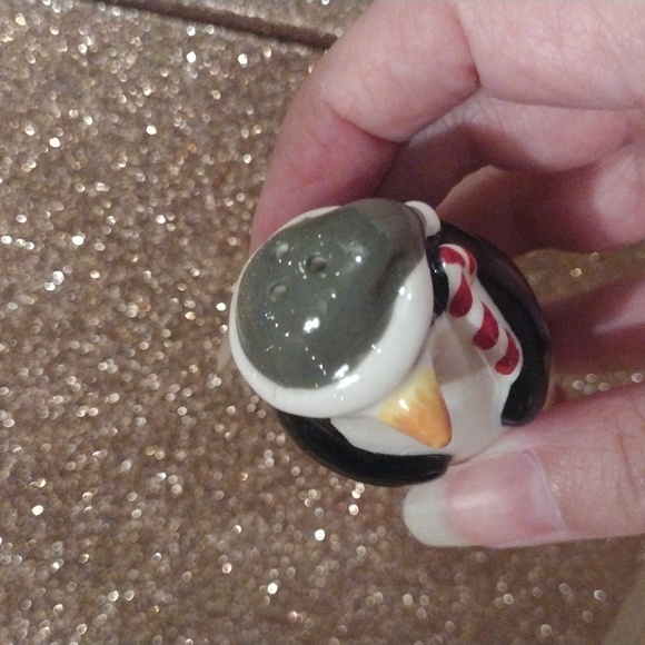 Penguin Salt & Pepper Shakers - Picture 4 of 10